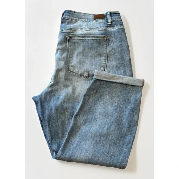 Judy Blue Womens 20W Boyfriend Fit Jeans Light Wash Stretch Cuffed JB82335 - Picture 1 of 12